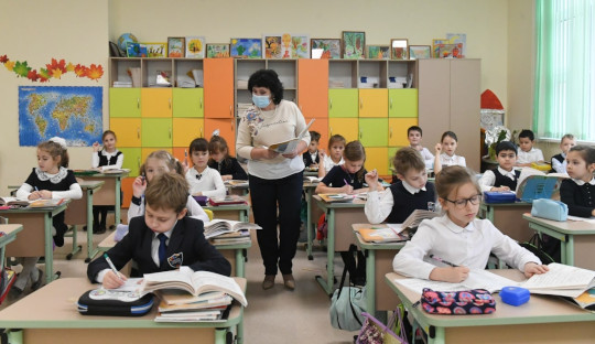 Подмосковные школы и детсады возобновили работу в очном режиме