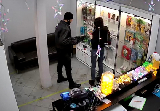 В Звенигороде мужчина ограбил магазин, угрожая продавщице вешалкой