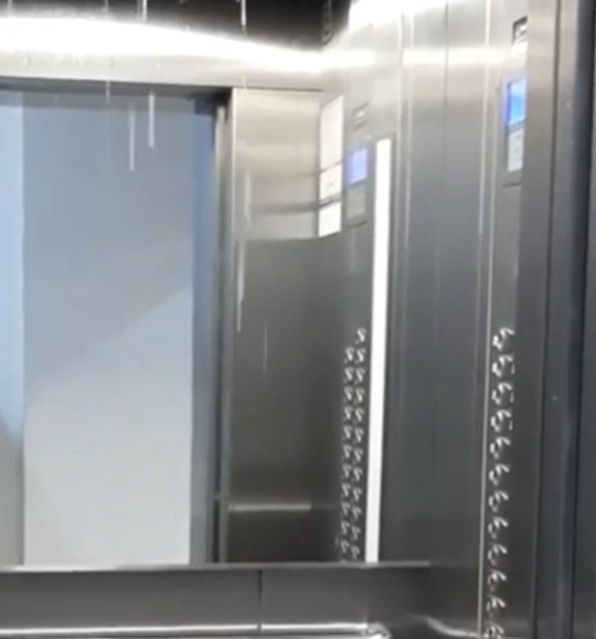 Лифт в Сколковском квартале превратился в душевую кабину
