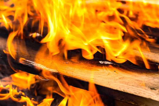 Двое мужчин погибли при пожаре в ангаре в Одинцово 