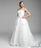 Размер от 44 до 48 росс. Рост 170-178 см. Лиф: атлас, органза, поясок, декоративный цветок. Юбка: атлас, органза. Фурнитура: вышивка из бисера. Цвет: айвори. Сзади красивый бант и полоска из атласных пуговок до самого низа. Шнуровка- тонкая лента, которая позволит затянуть корсет до нужного размера. Платье смотрится очень нежно и романтично! В подарок отдам пышный подъюбник из сетки многослойной (без колец)!!! Покупала в салоне за 18000 рублей. Фото по запросу