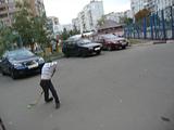Мальчик играет в хоккей на автомобильной площадке, Любители хоккея, loranka
