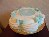торт с голубыми бантами