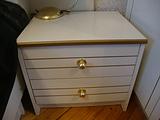 Прикроватная тумбочка.