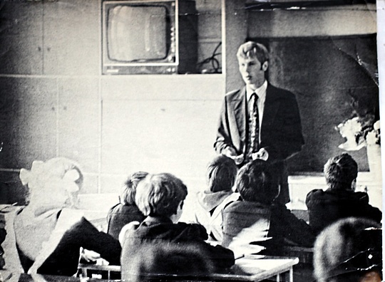Геогий Янс ведёт урок в школе №331, Люблино, ул Судакова, 1977 год
