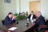 Депутат Совета депутатов Одинцовского района Вячеслав Киреев и депутат Совета депутатов гп Лесной городок Алексей Солдатенко на встрече с застройщиком Дружба Монолит по состоянию школы Дружба в поселке ВНИИССОК