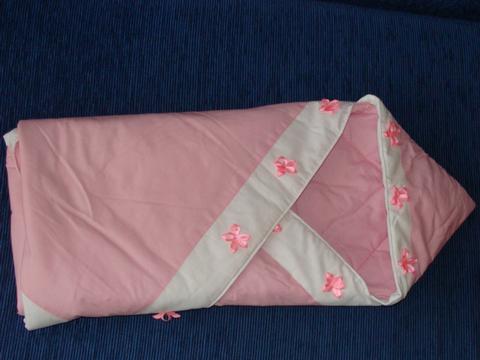 ПРОДАН Конверт-одеяло размер 92×92 см розового цвета с белой каймой, на койме цветы из розовой ленты (конверт застегивается на липучку). состояние идеальное. — 350 руб, Детское, for-nastik, горки 2