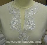 Вырез туники с ручной вышивкой