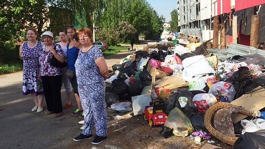 Мусор на улице у недостроенной многоэтажки, Звенигород тонет в мусоре