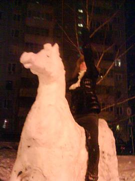 лошадь с человеческую величину (в холке) возвысилась на старый новый год во дворе домов на ул. маршала Крылова., Конкурс снеговиков - 2011/12, kreative
