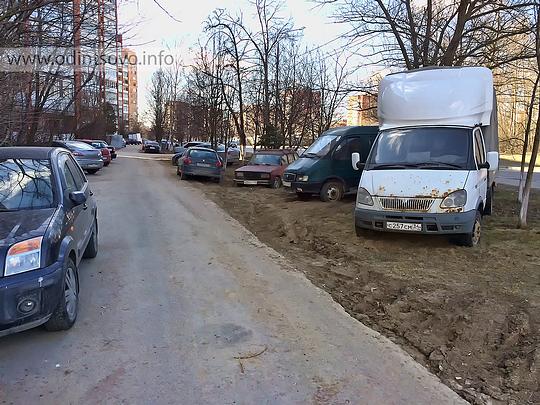 Парковка на газоне по ул. Новоспортивная, Газель на газоне
