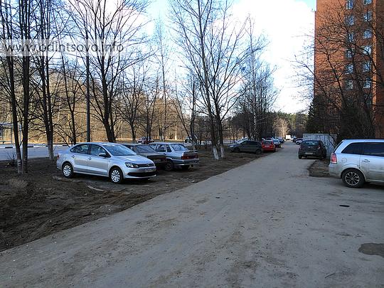 Парковка на газоне по ул. Новоспортивная, Автолюбители на Ново-Спортивной уничтожили газон