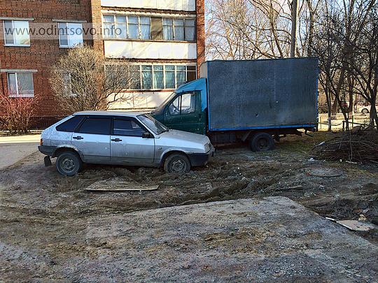 Парковка на газоне по ул. Новоспортивная, Автолюбители на Ново-Спортивной уничтожили газон