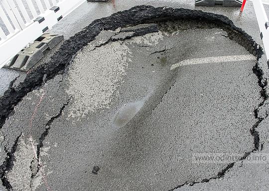 Провал дорожного полотна в районе Ромашково, В диаметре ~3 метра