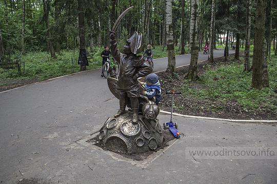 Парки района, Памятник персонажу сказки 