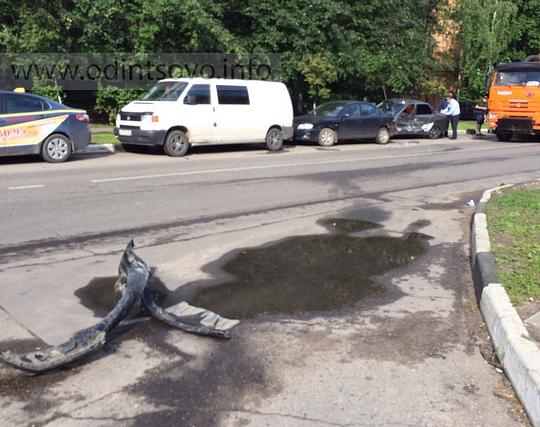 ДТП - происшествия на дороге, Полина на черном «Опеле» протаранила две припаркованные машины