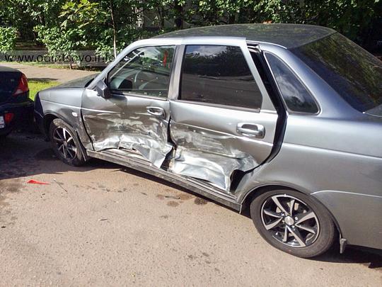 ДТП - происшествия на дороге, Полина на черном «Опеле» протаранила две припаркованные машины