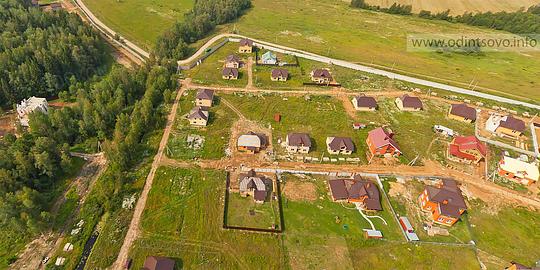 В Одинцово на снос отправляют очередные самострои, Морозовские усадьбы. По словам сообщества, 400 домов Швырев до сих пор удачно продает подобное жилье в Подмосковье.