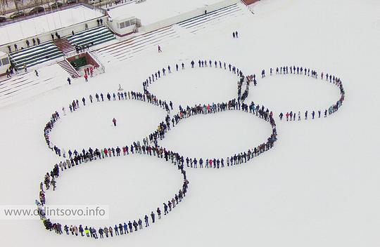 На Центральном стадионе Одинцово выстроили гигантские олимпийские кольца