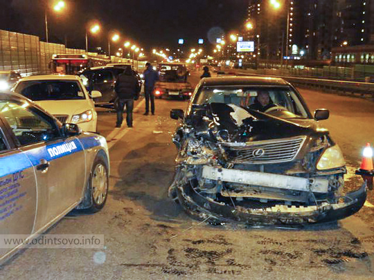 ДТП - происшествия на дороге, Лексус у Дубков протаранил Рено Дустер 05.04.2015