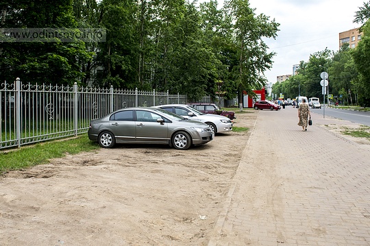 Парковка на газоне по ул. Маршала Бирюзова