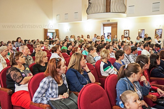 Встреча жителей Лесного городка с главой поселения и директором «Треста Мособлстрой №6» 09.06.2015, В зале было более 250 человек
