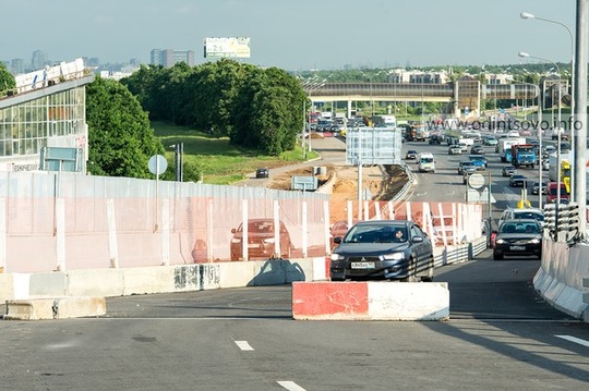 Развязка Можайского шоссе с МКАД еще не открыта!, Еще стоят бетонные блоки