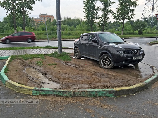 Водители Одинцово смешали тротуар с грязью, Пакровка у дома по ул. Бирюзова, 2А