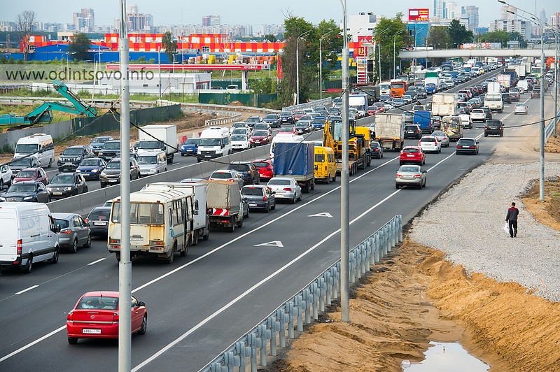 Полоса для общественного транспорта на Можайском шоссе у Сколково