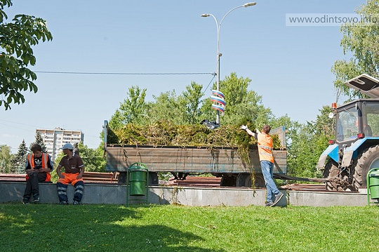 В центре Одинцово идет подготовка к ярмарке «Медово-Яблочный Спас»