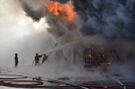 Загорелся строительный рынок ТВЦ на Минском шоссе