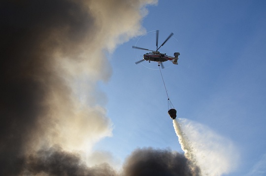 Загорелся строительный рынок ТВЦ на Минском шоссе, Вертолеты тушат рынок ТВЦ в Немчиновке на Минском шоссе