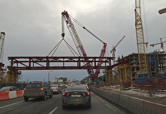 Транспортный хаб «Сколково», Установка несущих конструкций крытого пешеходный перехода через Минское шоссе, 7 февраля 2016
