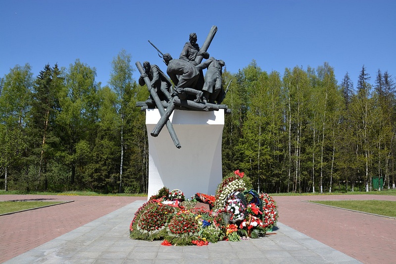 Памятники, В 2002 году на 70 м км трассы М1 (Минское шоссе) установлен памятник воинам — дорожным строителям