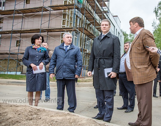 Строительство новой школы в Лесном городке, Сергей САМОХИН рассказывает Андрею ИВАНОВУ сколько ему не хватает денег