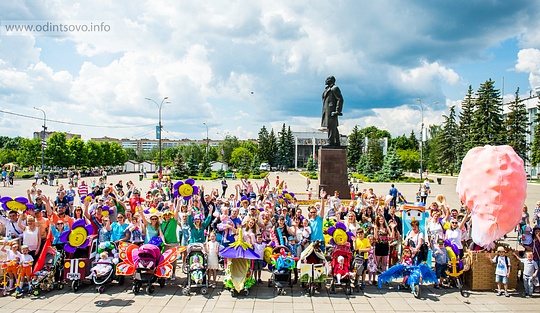 Парад колясок на Центральной площади Одинцово