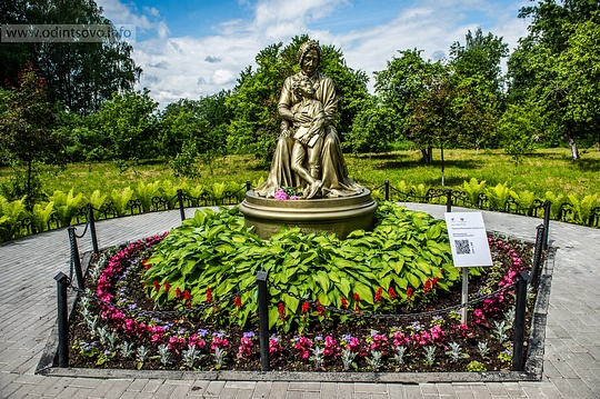 Памятник Пушкину в детстве в Захарово в Одинцовском районе