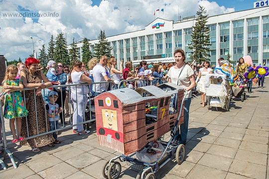 Парад колясок на Центральной площади Одинцово