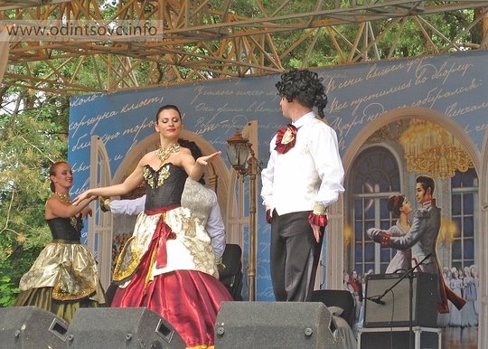 Танцы на Пушкинском празднике в усадьбе Захарово, Блистательна, полувоздушна…