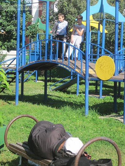 играющие дети на фоне БОМЖа