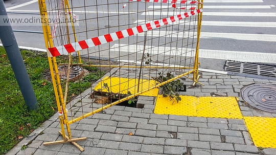 Провал грунта на пешеходной дорожке возле перекрестка Можайского шоссе с Красногорским