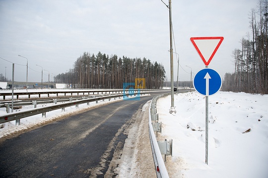 При выезде с Подушкинского шоссе необходимо уступить тем, кто съезжает с Красногорского