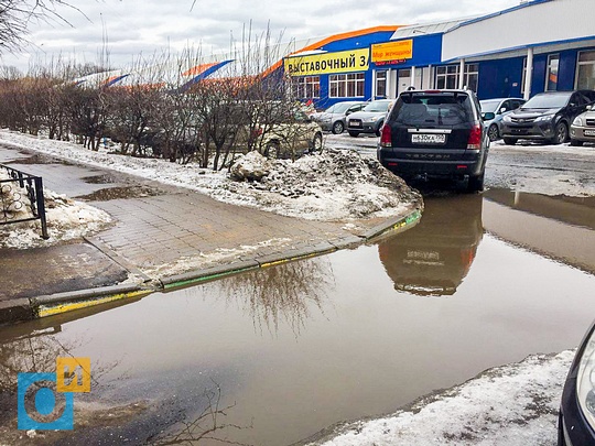 В Одинцово с подтоплениями борются метлами и лопатами