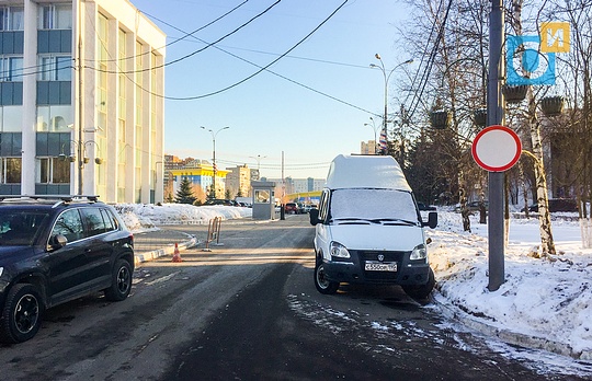 Перекрыли проезд на тротуар у администрации Одинцовского района