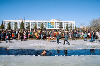 2002г. Масленица в центре Одинцово, купания в «баранке»