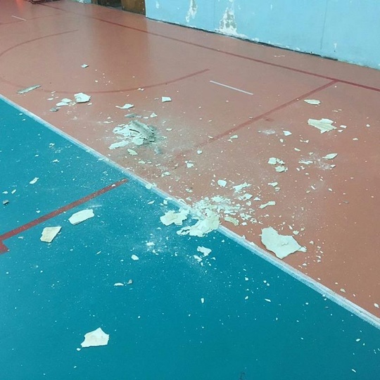 Частичное обрушение потолка в спортзале гимназии №9 города Одинцово