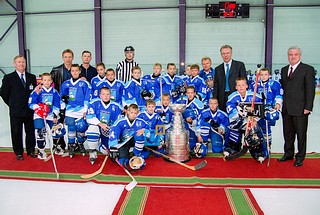 2002г. Кубок Стенли прибыл в Одинцово, председатель Госкомспорта РФ Вячеслав Фетисов и обладатель Кубка Стэнли в составе «Детройт Ред Уингз» Игорь Ларионов доставили серебряную чашу в муниципальный детский центр хоккея и фигурного катания