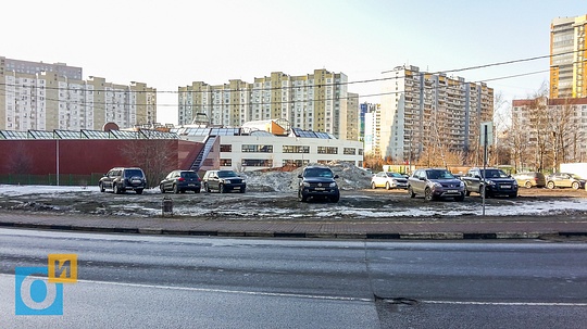 Снег сошел, а автолюбители продолжают уродовать газон на ул. Говорова