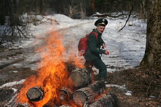 Лесной пожар обнаружил инспектор лесной охраны Владимир Кабак
