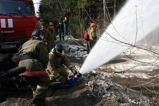 Прибывшие пожарные обрушили на огонь водопад